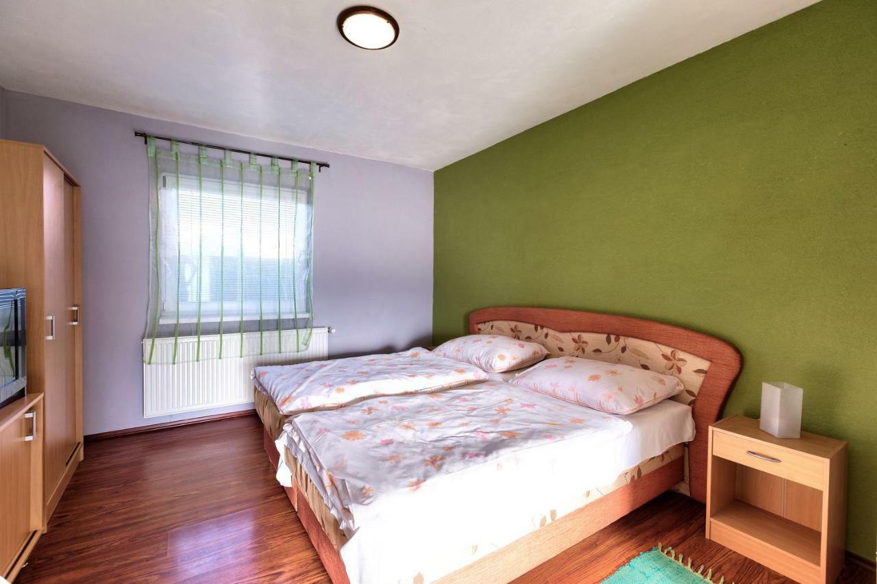 Podhájska Apartmanovy Dom Red מראה חיצוני תמונה