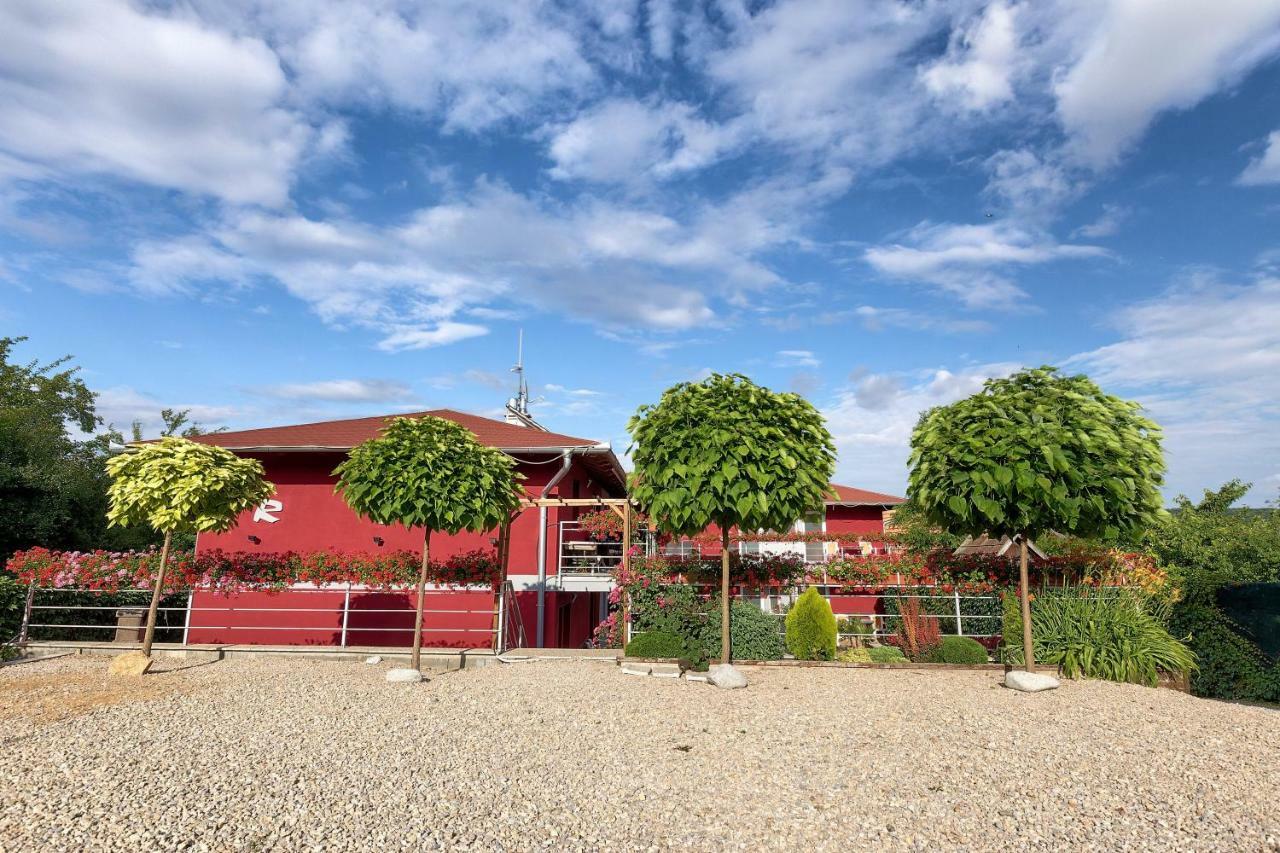 Podhájska Apartmanovy Dom Red מראה חיצוני תמונה